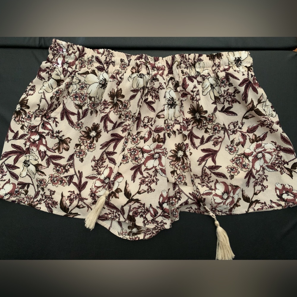 ~Full Tilt~juniors large (Tillys Brand) Never worn- stretch waist with tassels